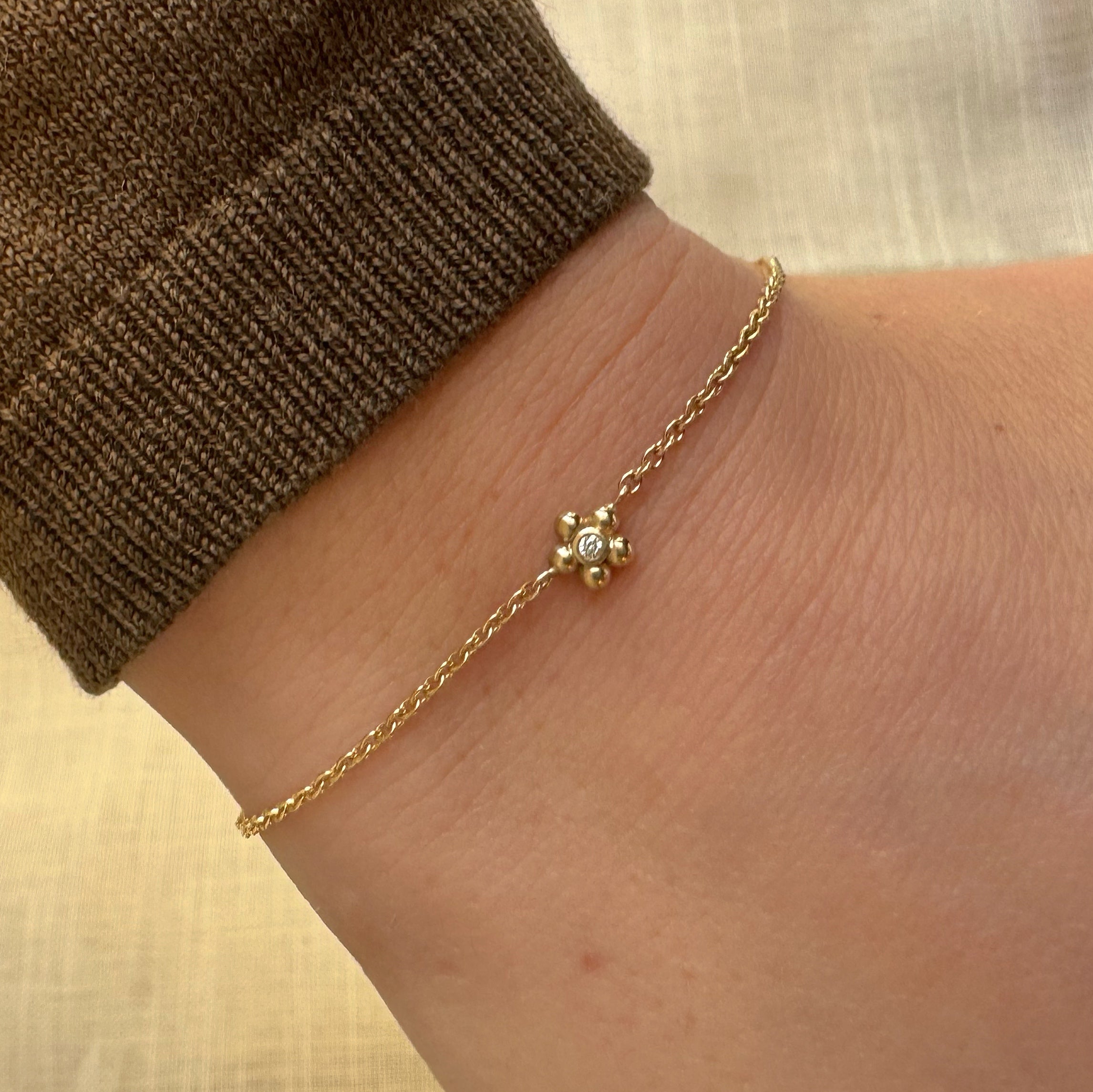 Armlænke med blomst 0,01 ct. brillant