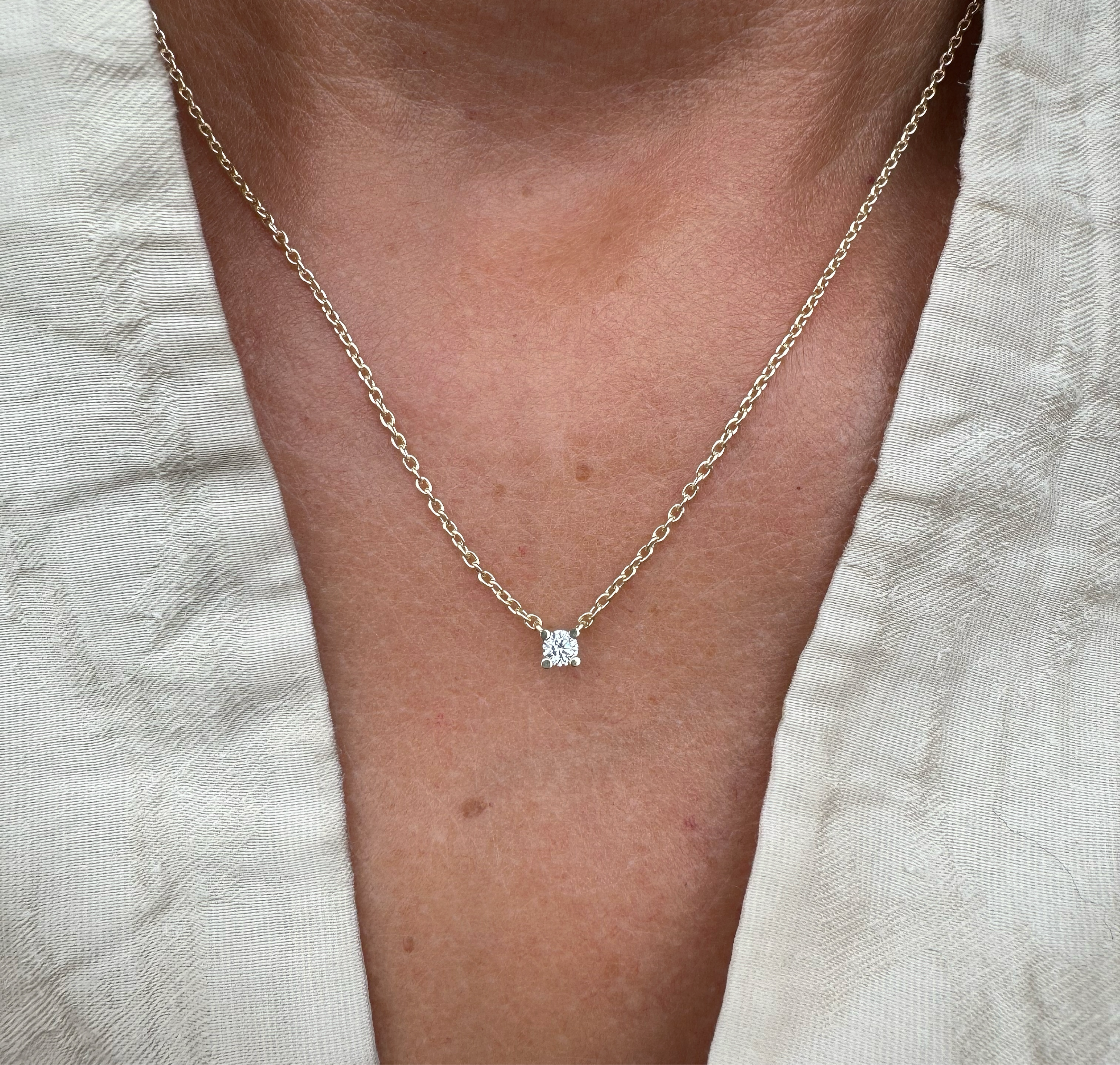 Halskæde med fire greb og i alt 0,12 ct. brillant