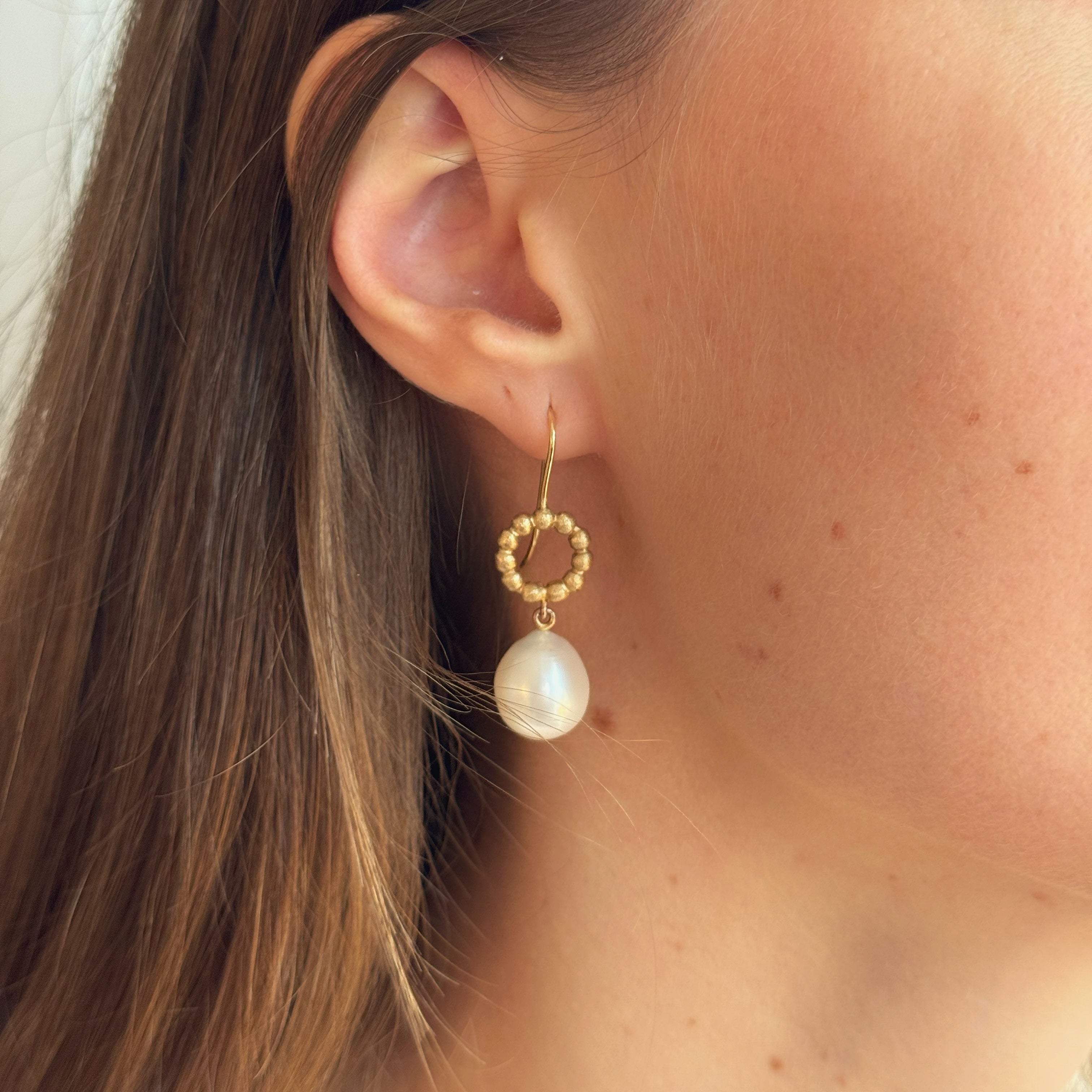 Ørehængere i 14 kt. rødguld og ferskvandsperler