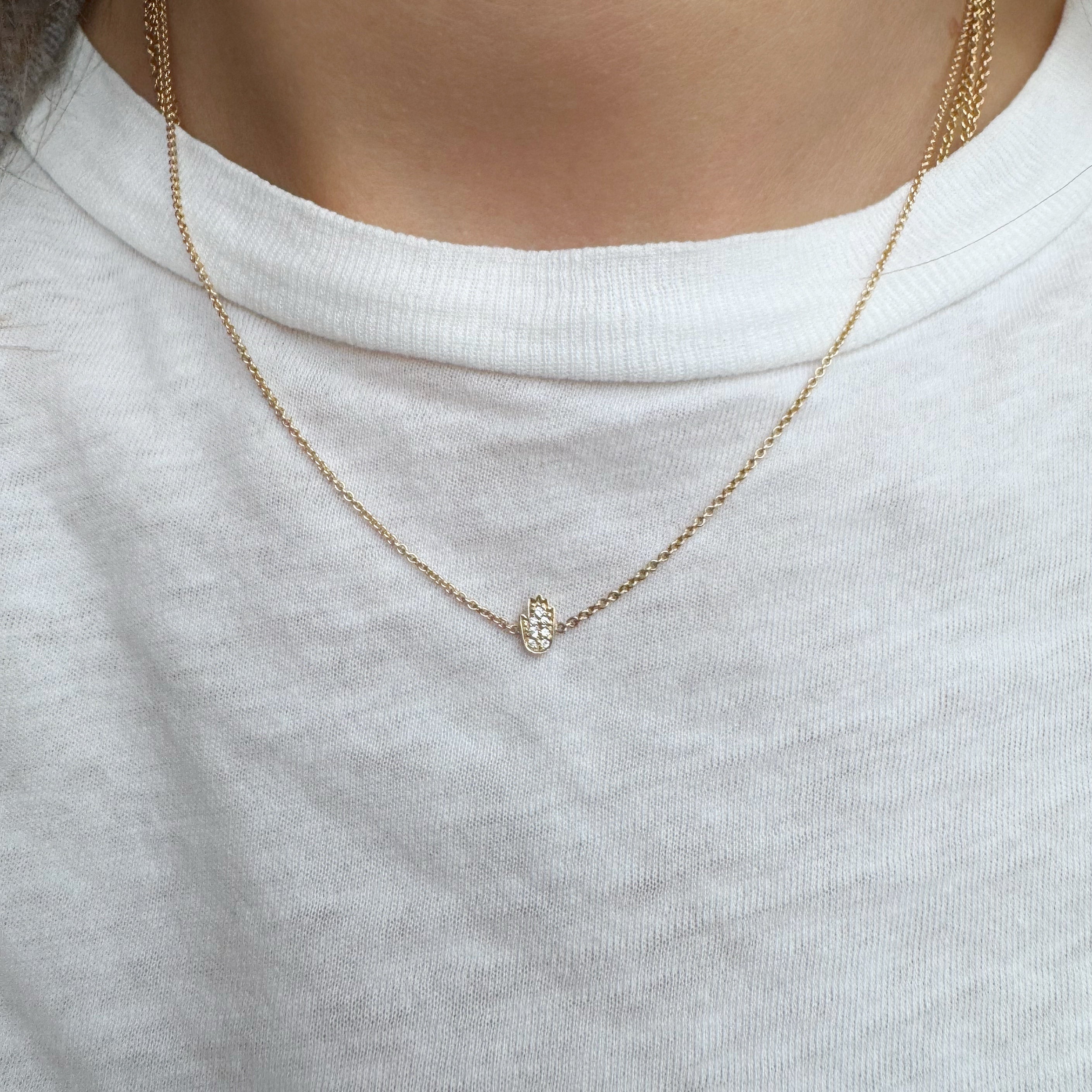 Halskæde med fatimas hånd i 14 kt. rødguld og 0,03 ct. brillanter