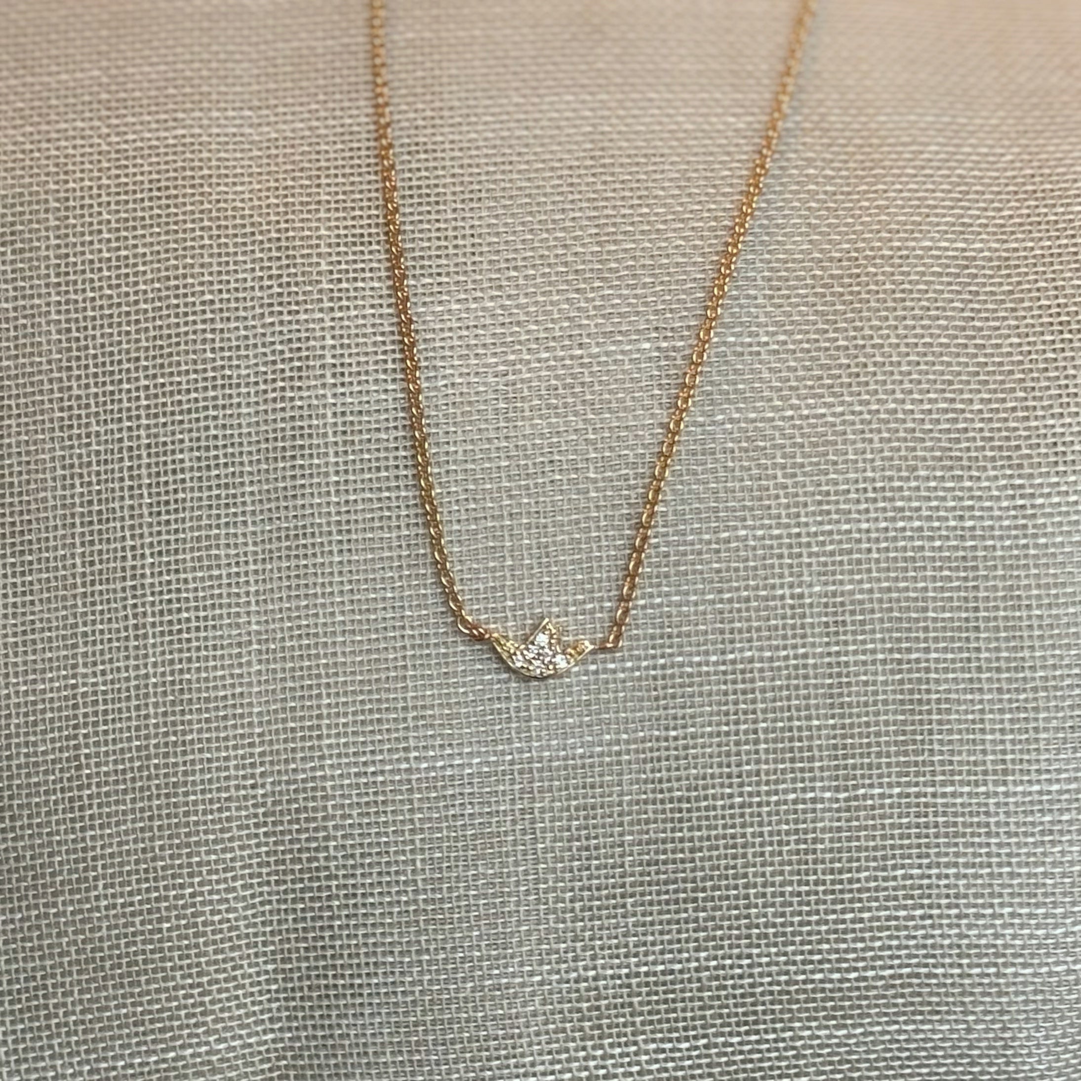 Halskæde med fugl 0,05 ct. i 14 kt. rødguld