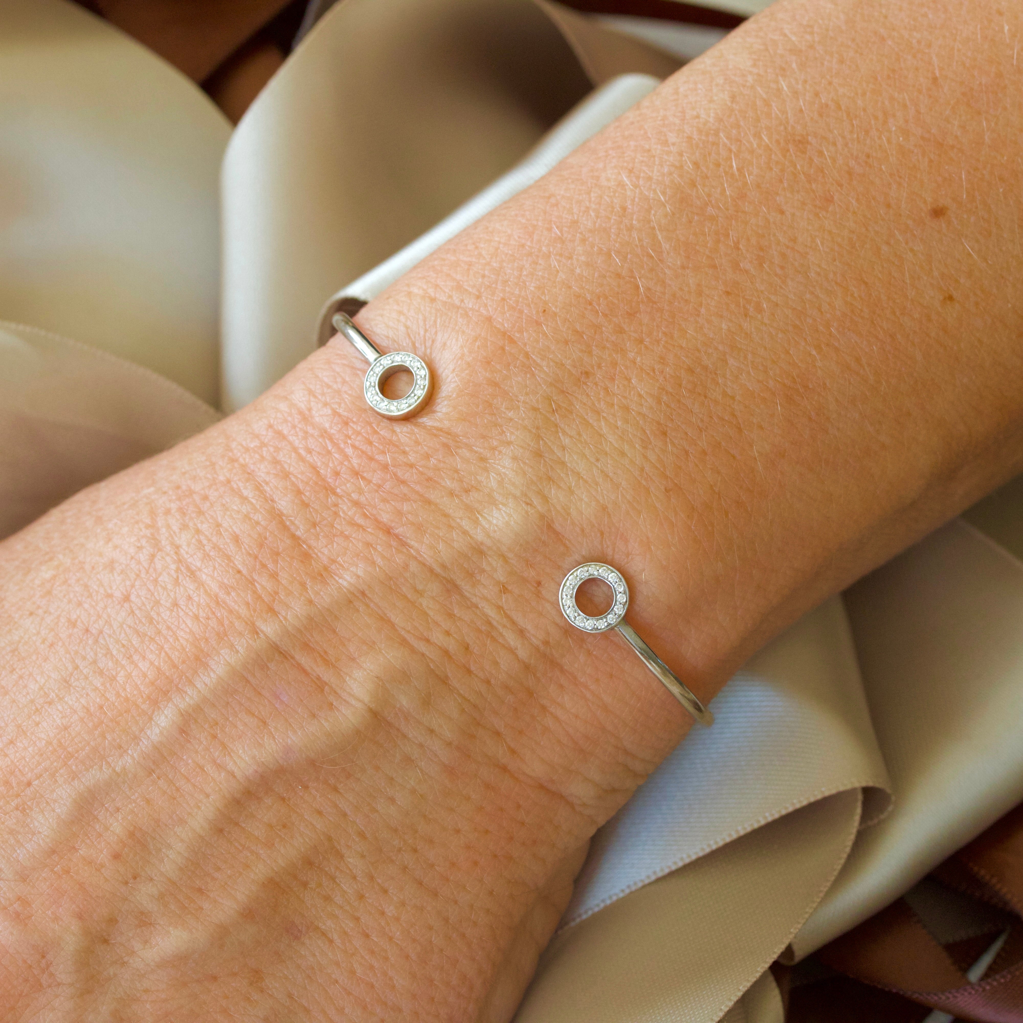 Armring med i alt 0,14 ct. TW/VS