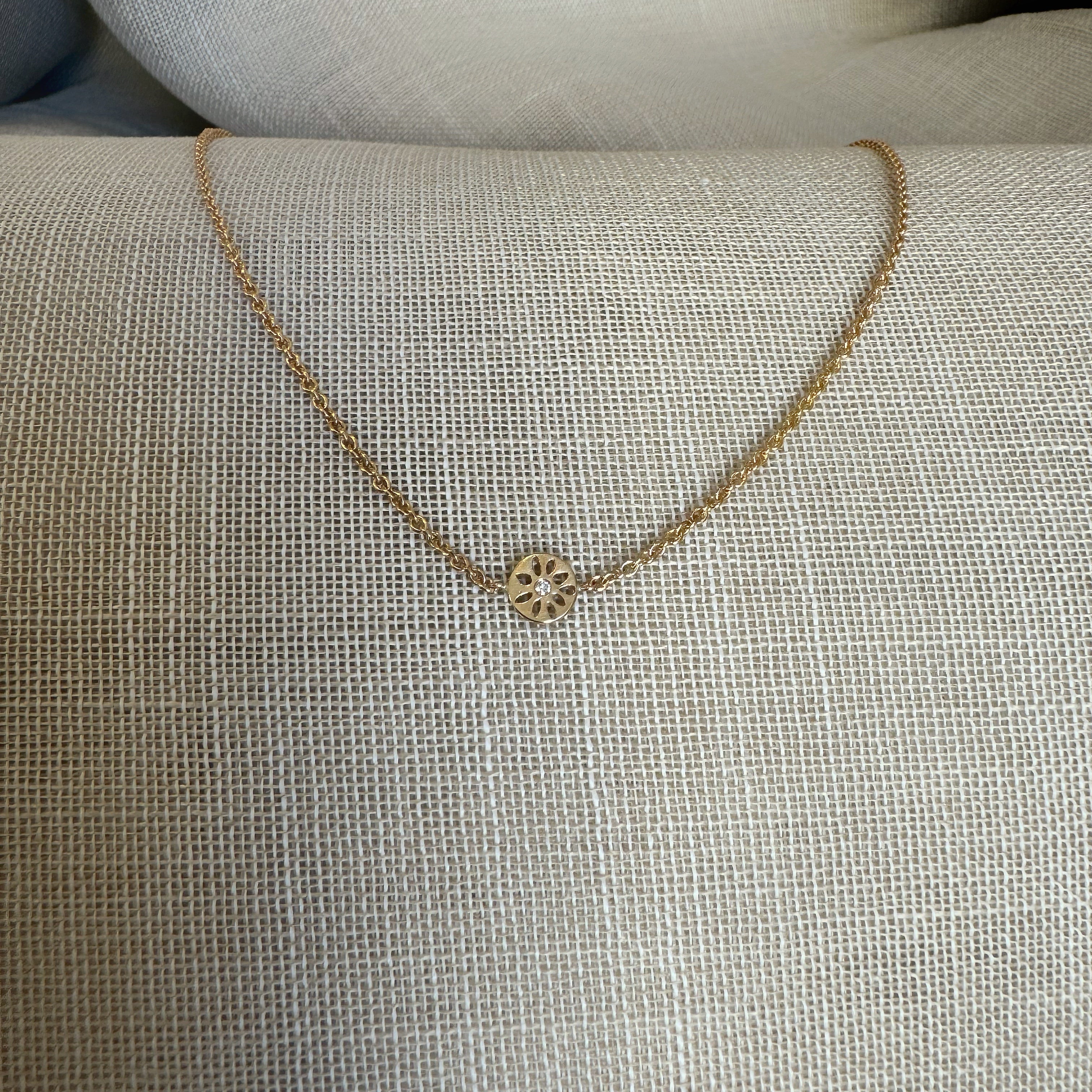 Halskæde med blomst 0,01 ct. i 14 kt. rødguld