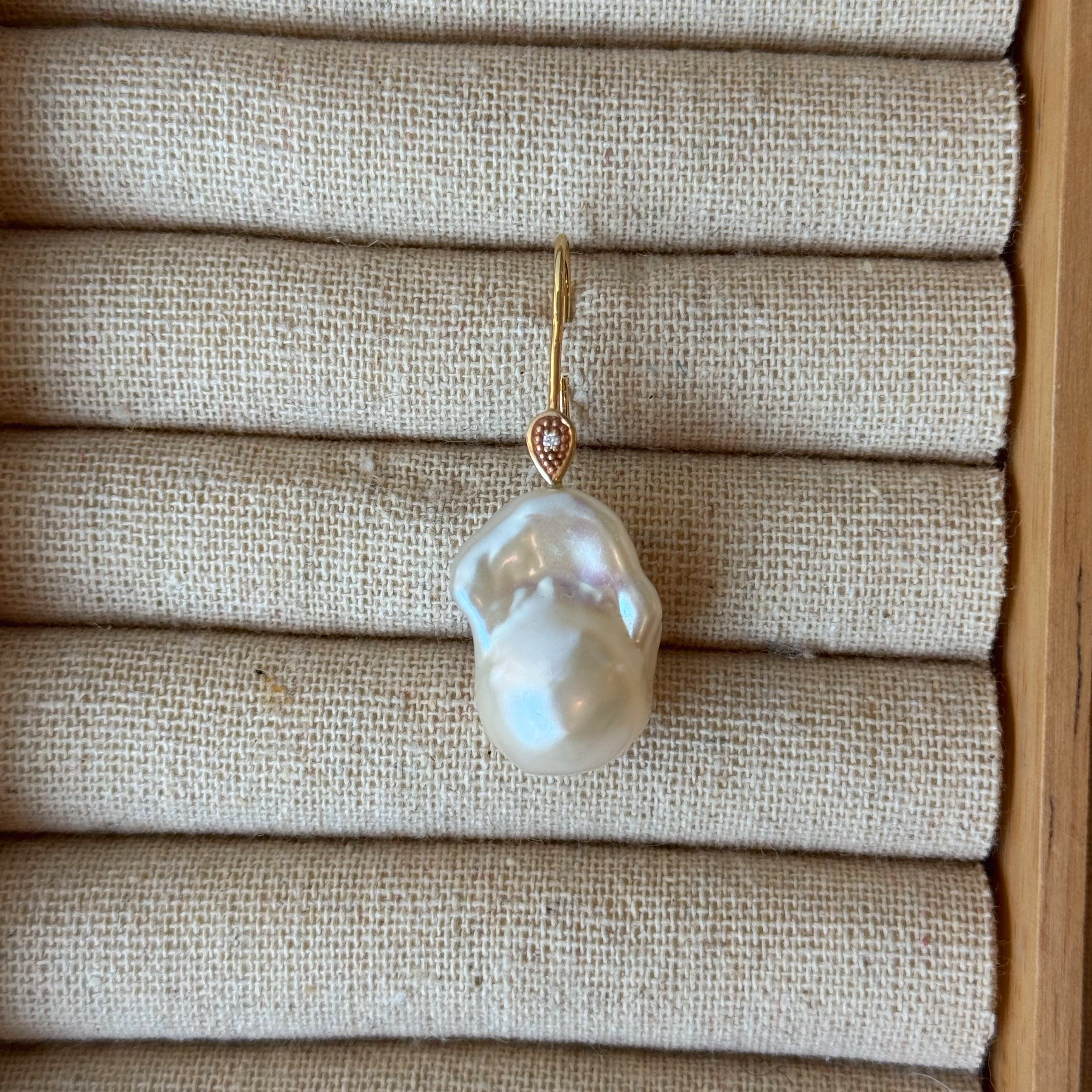 Enkelt ferskvandsperle med 0,01 ct. brillant i 14 kt. rødguld