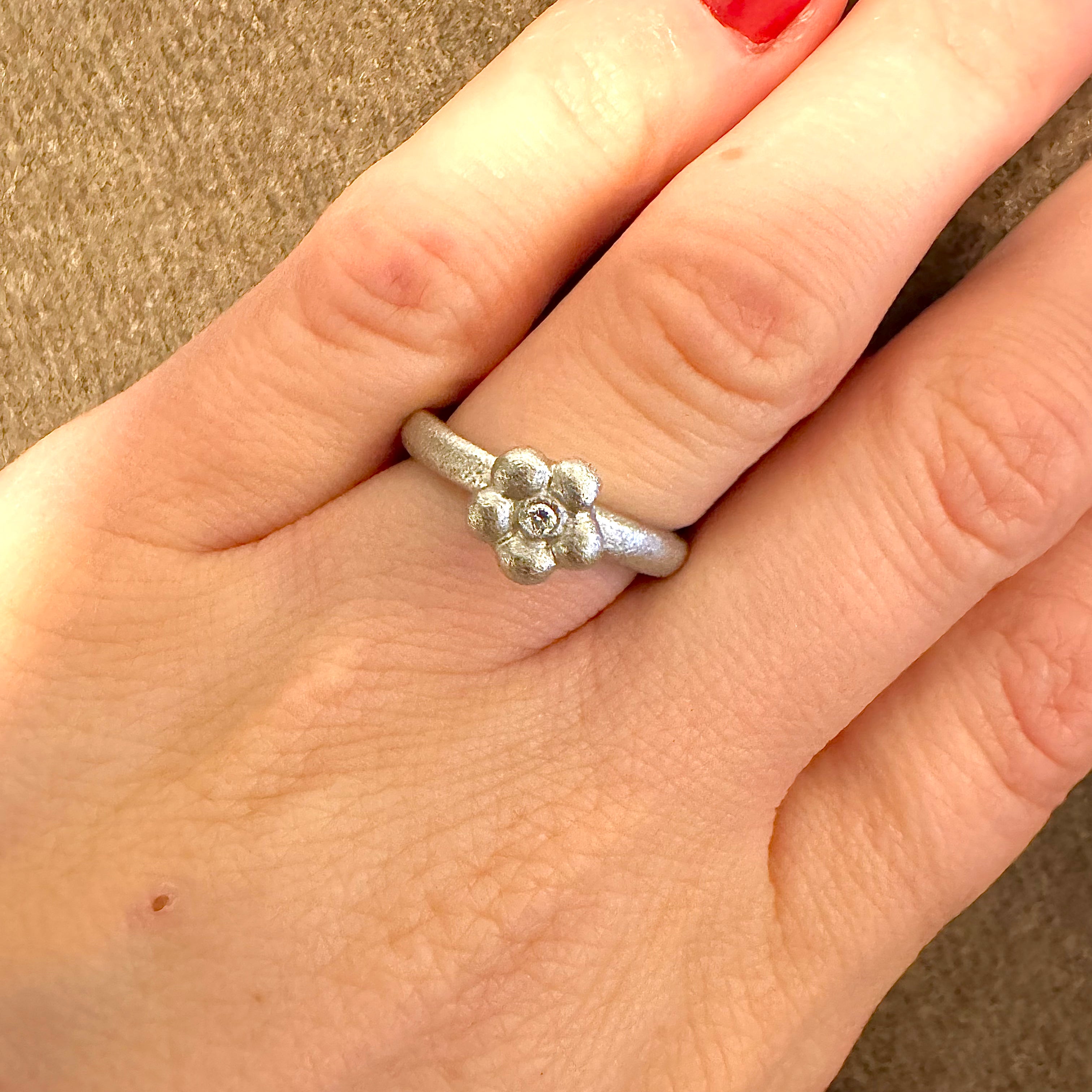 Ring hvidguld med blomst og 0,02 ct. TW/VS