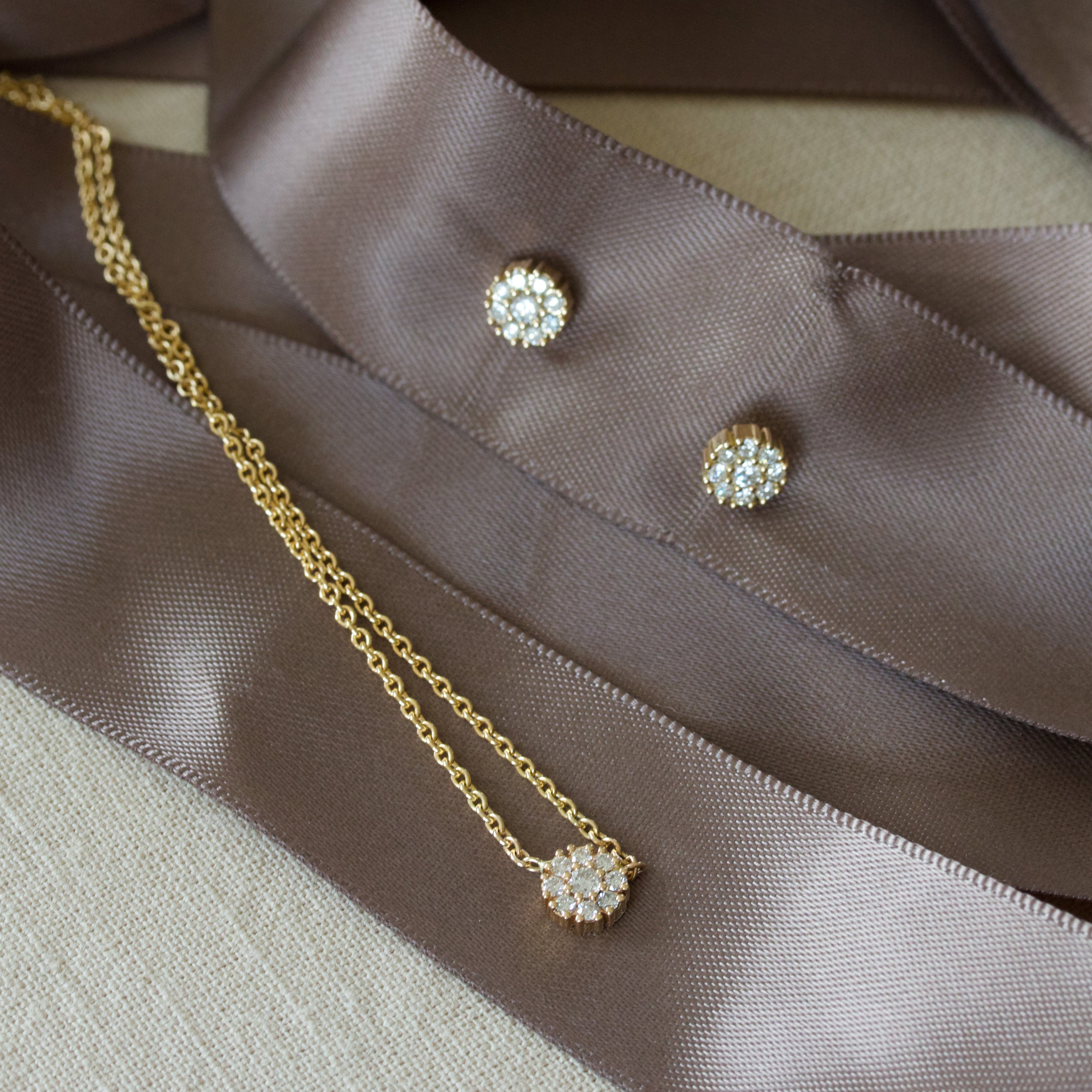 Roset halskæde med 0,10 ct. brillanter