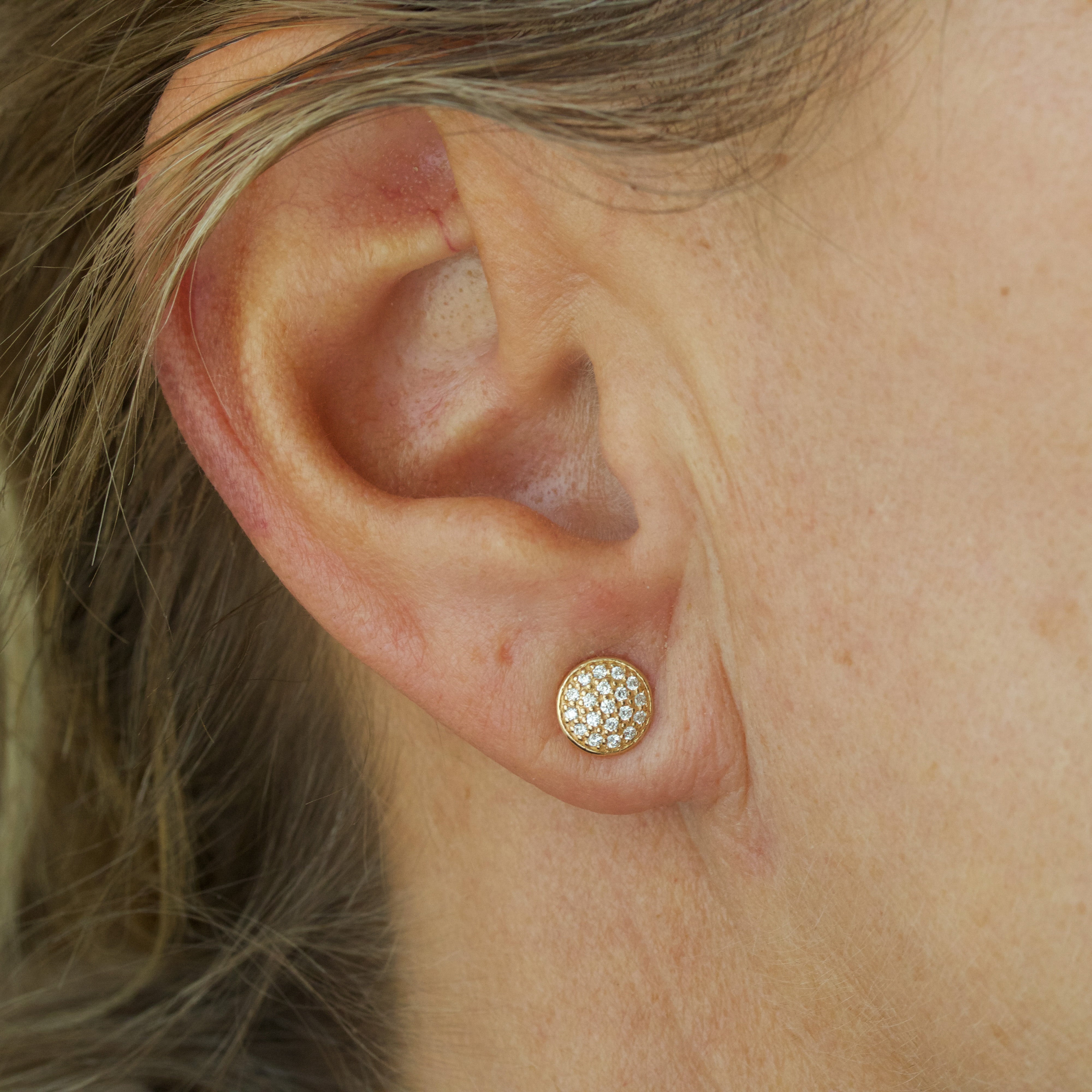 Cirkel ørestikkere pavé med 0,14 ct. brillanter
