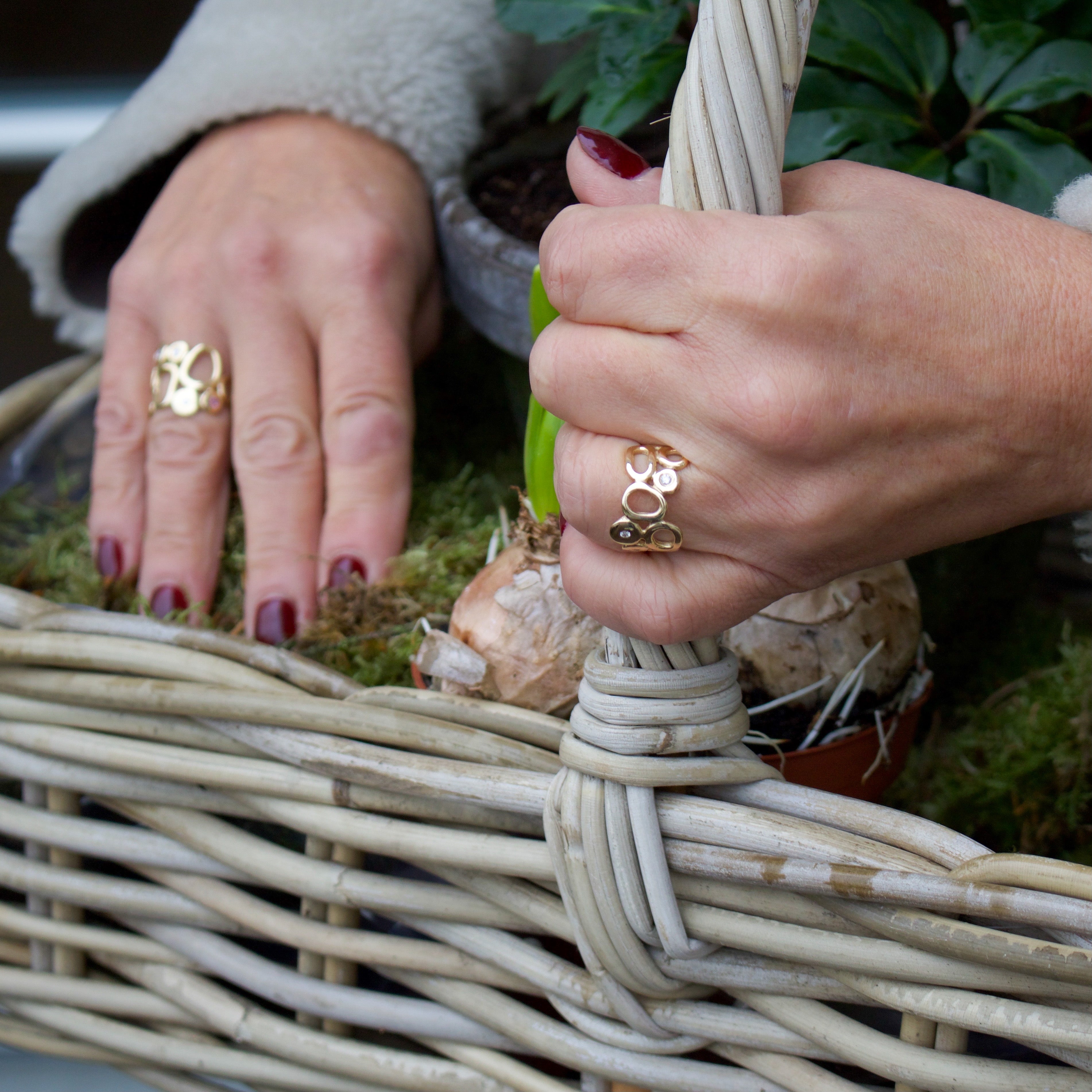 Fantasy ring med 1 x 0,05 ct. & 2 x 0,03 ct. brillanter