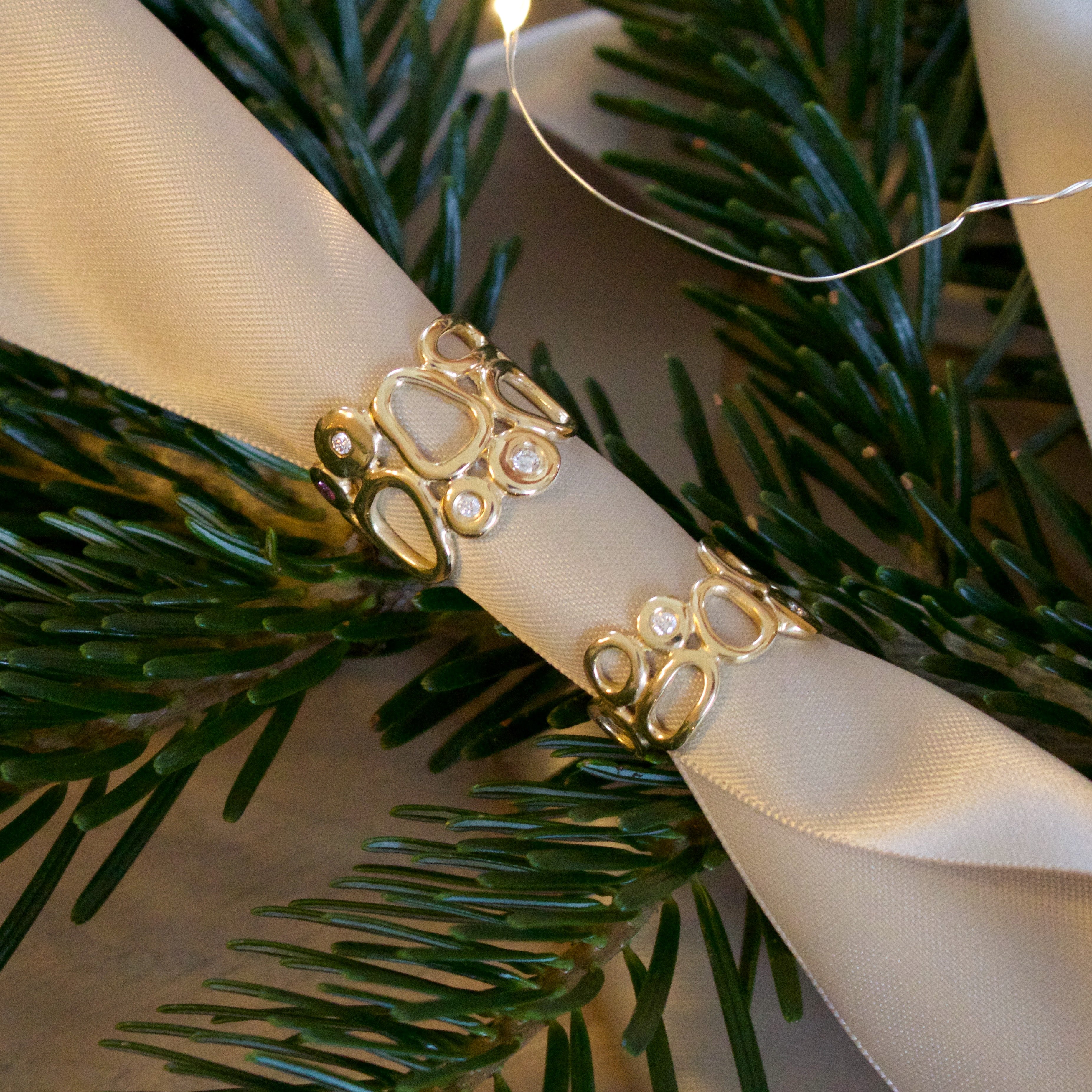 Fantasy ring med 1 x 0,05 ct. & 2 x 0,03 ct. brillanter